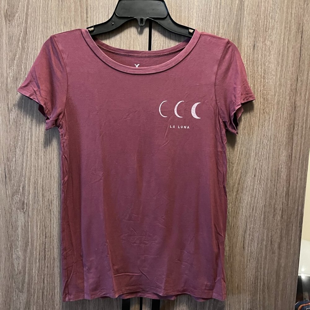 AMERICAN EAGLE, Soft & Sexy collection, "La Luna" tee, size SMALL, maroon/mauve
